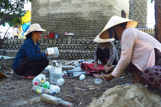 Ngôi nhà khổng lồ xây từ 60.000 chai nhựa phế thải - Ảnh 3.