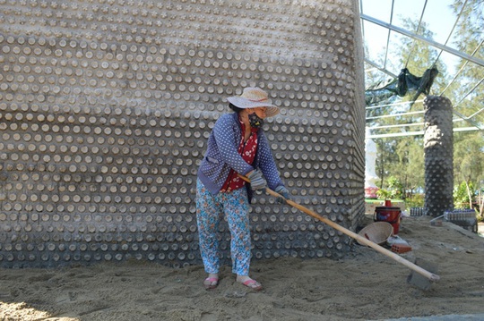 Ngôi nhà khổng lồ xây từ 60.000 chai nhựa phế thải - Ảnh 6.