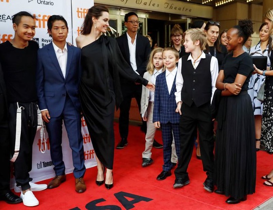 Angelina Jolie trải lòng việc chăm 6 con thời Covid-19 - Ảnh 2.