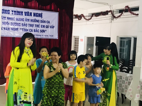 Nghệ sĩ Thanh Hằng đem tiếng hát đến trẻ em mồ côi - Ảnh 6.