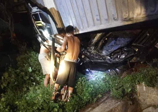 Tai nạn kinh hoàng xe container đè bẹp xe khách Limousine, 3 người tử vong - Ảnh 3.