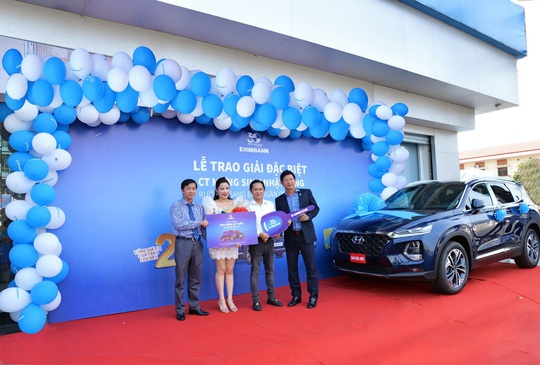 Giao dịch tại Eximbank, trúng thưởng ôtô Hyundai SantaFe 2.4 AT phiên bản Premium - Ảnh 1.