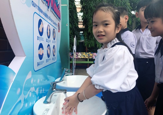 Viglacera lắp đặt miễn phí 10 trạm rửa tay kháng khuẩn tại các trường tiểu học - Ảnh 1.