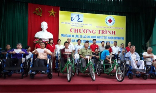 Quỹ Lawrence S. Ting trao tặng 250 chiếc xe lăn, xe lắc cho người khuyết tật - Ảnh 1.