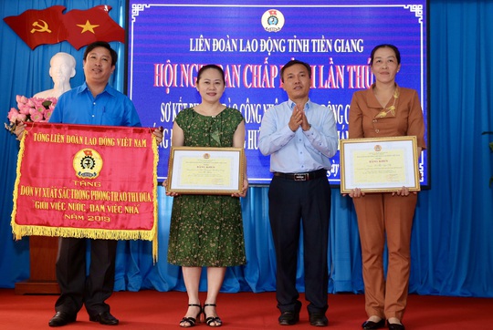 LĐLĐ tỉnh Tiền Giang xây dựng 26 căn “Mái ấm Công đoàn” - Ảnh 2.