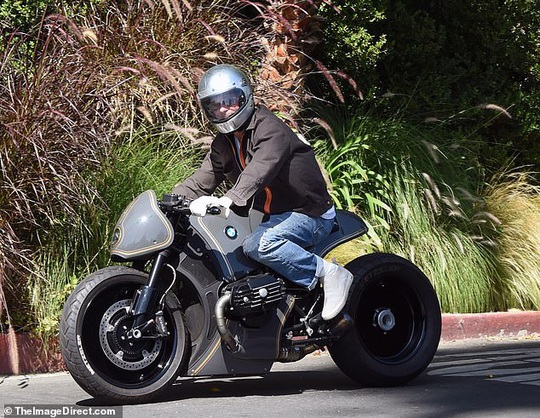 Brad Pitt “ngầu” với mô-tô, bí mật rời nhà vợ cũ Angelina Jolie - Ảnh 1.