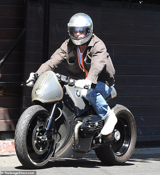 Brad Pitt “ngầu” với mô-tô, bí mật rời nhà vợ cũ Angelina Jolie - Ảnh 2.