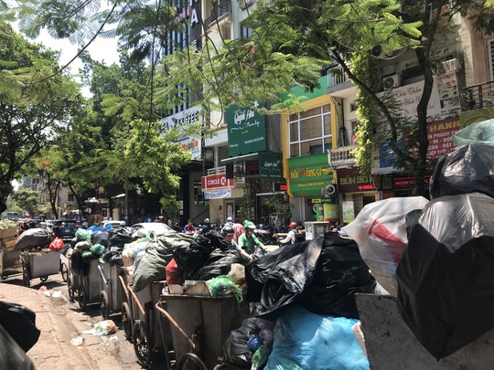 Nội đô ngập rác vì dân lại chặn xe vào bãi rác lớn nhất Hà Nội - Ảnh 10.