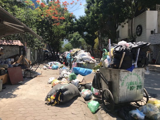 Nội đô ngập rác vì dân lại chặn xe vào bãi rác lớn nhất Hà Nội - Ảnh 9.