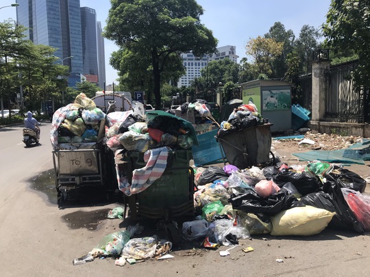 Nội đô ngập rác vì dân lại chặn xe vào bãi rác lớn nhất Hà Nội - Ảnh 7.