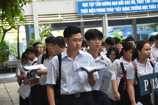 Thi môn văn: Bắt đầu cuộc đua lớp 10 công lập  - Ảnh 1.