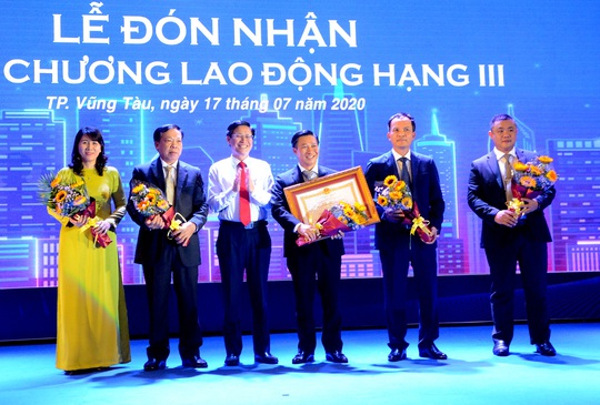 DIC số 4 vinh dự đón nhận Huân chương Lao động hạng Ba - Ảnh 2.