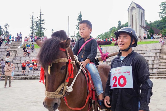 Sa Pa: Du khách phấn khích với giải đua “Vó ngựa trên mây” - Ảnh 1.