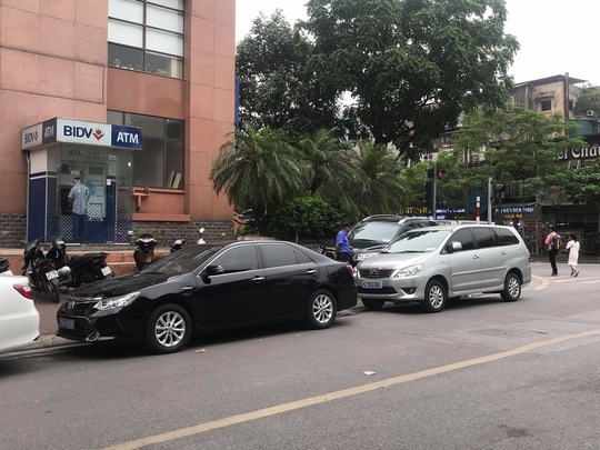Hai tên cướp bịt mặt nổ súng cướp hàng trăm triệu đồng Ngân hàng BIDV trên phố Hà Nội - Ảnh 3.