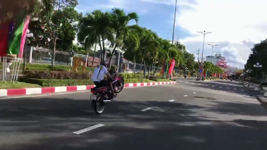 CLIP: Nhóm thanh niên chạy xe dàn hàng ngang, mở loa kẹo kéo gây náo loạn đường phố - Ảnh 5.