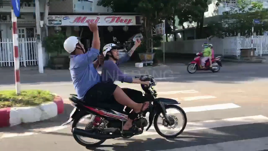 CLIP: Nhóm thanh niên chạy xe dàn hàng ngang, mở loa kẹo kéo gây náo loạn đường phố - Ảnh 7.
