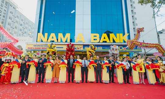 Trao 100 triệu đồng cho Hội Nạn nhân chất độc da cam tại lễ khai trương Nam A Bank Nghệ An - Ảnh 1.