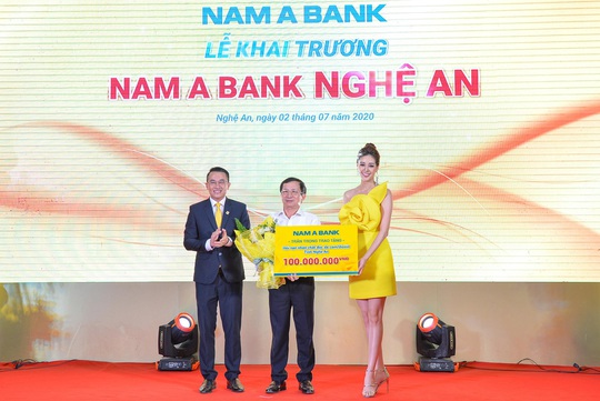 Trao 100 triệu đồng cho Hội Nạn nhân chất độc da cam tại lễ khai trương Nam A Bank Nghệ An - Ảnh 2.