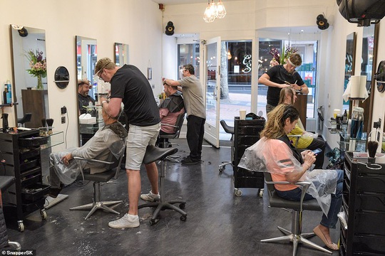Ngày hội cắt tóc ở Anh: Nửa đêm đi xếp hàng, cửa tiệm nhấp kéo đến sáng - Ảnh 4.