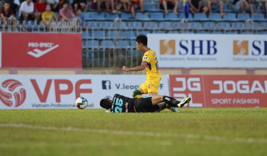Bóng đá Việt Nam rất cần VAR sau tình huống tranh cãi về bàn thắng - Ảnh 2.