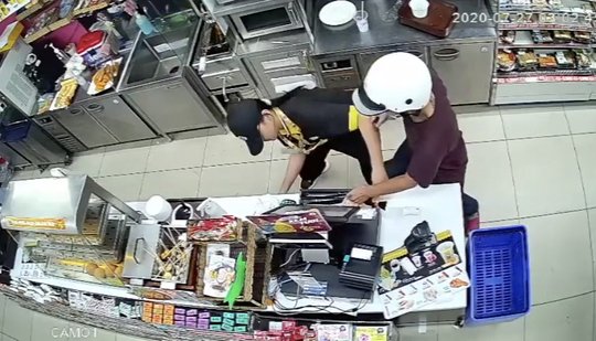 CLIP: Phút giáp mặt của nữ nhân viên cửa hàng tiện lợi với kẻ cướp có dao ở TP HCM - Ảnh 3.