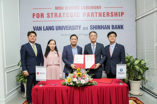 Ngân hàng Shinhan và Đại học Văn Lang hợp tác chiến lược - Ảnh 1.