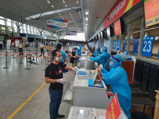 Từ tâm dịch Đà Nẵng, hơn 800 khách trở về nhà trên 4 chuyến bay Vietjet - Ảnh 1.