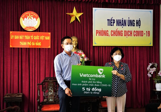 Vietcombank ủng hộ Đà Nẵng 5 tỉ đồng đẩy lùi Covid-19 - Ảnh 1.