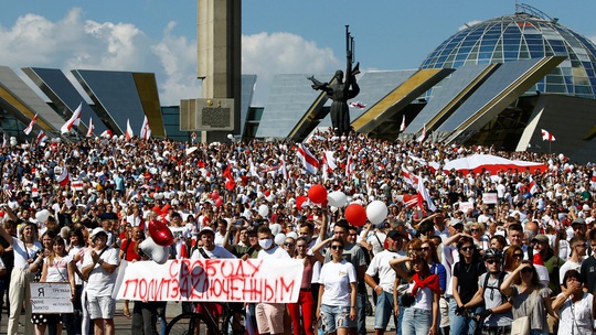 Biển người biểu tình ở Belarus, Nga và NATO ghìm nhau - Ảnh 1.