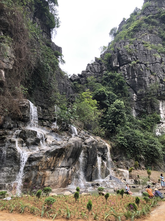Vườn xương rồng, thác nước tuyệt đẹp dưới chân Hang Múa hút giới trẻ - Ảnh 2.
