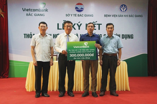 Vietcombank và Sở Y tế Bắc Giang ký kết thỏa thuận hợp tác toàn diện - Ảnh 2.