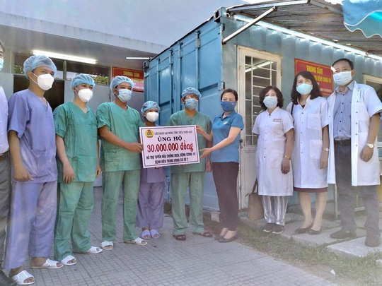 LĐLĐ Thừa Thiên – Huế tặng quà các y, bác sĩ tuyến đầu chống dịch - Ảnh 1.