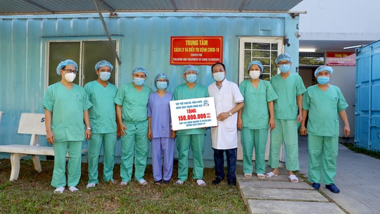 LĐLĐ Thừa Thiên – Huế tặng quà các y, bác sĩ tuyến đầu chống dịch - Ảnh 2.
