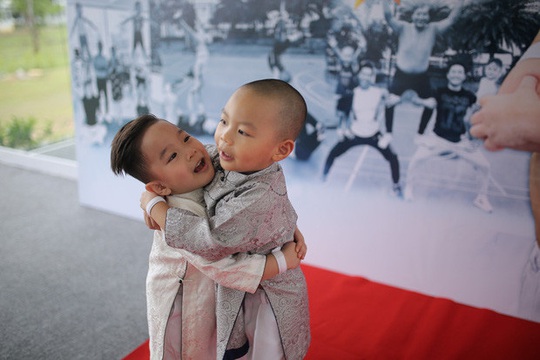 Hai đứa bé 3 tuổi lập kỷ lục Guinness Việt Nam - Ảnh 1.