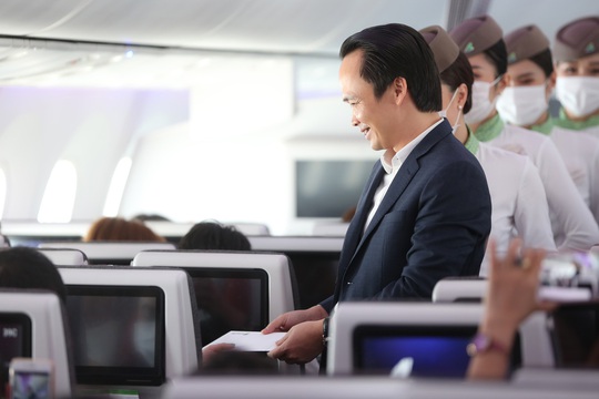 Chủ tịch Bamboo Airways xuất hiện trên khoang tặng quà hành khách trước thềm Quốc khánh 2-9 - Ảnh 10.