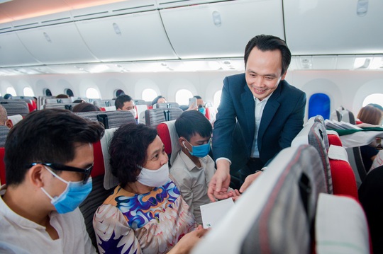 Chủ tịch Bamboo Airways xuất hiện trên khoang tặng quà hành khách trước thềm Quốc khánh 2-9 - Ảnh 4.