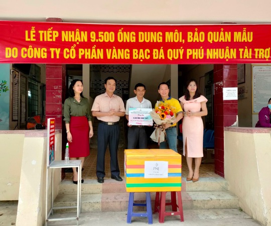 PNJ ủng hộ 9.500 ống sinh thiết xét nghiệm Covid-19 cho CDC Quảng Ngãi - Ảnh 1.