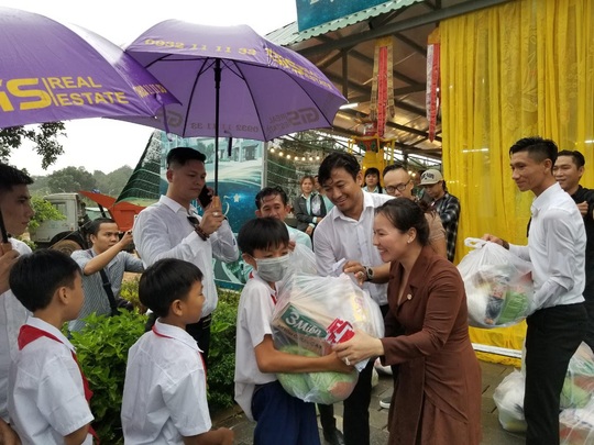 Gần ngàn phần quà hỗ trợ các hoàn cảnh khó khăn tại Phú Quốc - Ảnh 1.