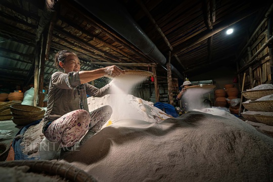 Bộ ảnh Muối hầm Tuyết Diêm của nhiếp ảnh gia Nguyễn Ngọc Hòa đoạt giải đặc biệt - Ảnh 6.