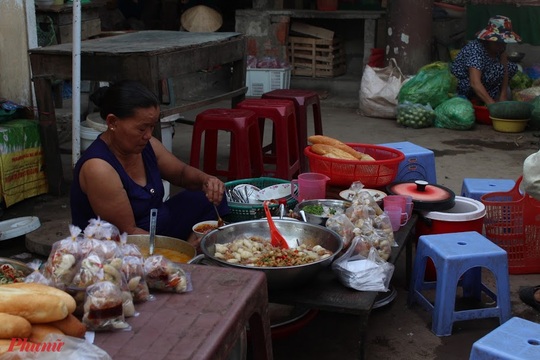 Về cầu ngói Thanh Toàn ghé cháo lòng mệ Tươi - Ảnh 12.