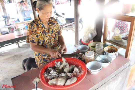 Về cầu ngói Thanh Toàn ghé cháo lòng mệ Tươi - Ảnh 7.