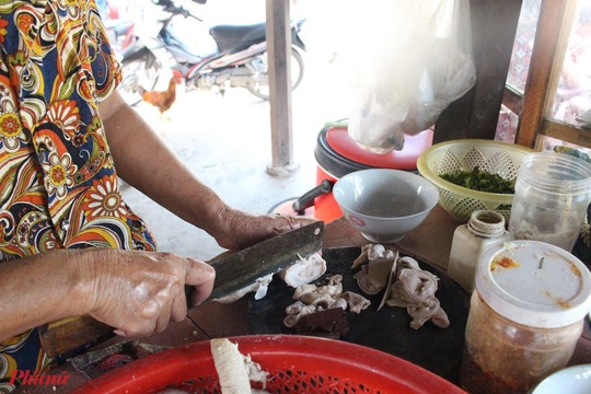 Về cầu ngói Thanh Toàn ghé cháo lòng mệ Tươi - Ảnh 8.