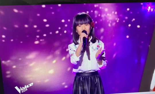 Clip: Cô bé gốc Việt gây xôn xao ở The Voice Kids Pháp - Ảnh 1.