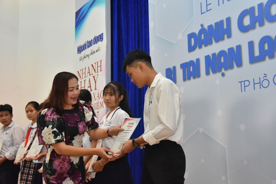 Ấm áp lễ trao học bổng Báo Người Lao Động cho con công nhân - Ảnh 3.