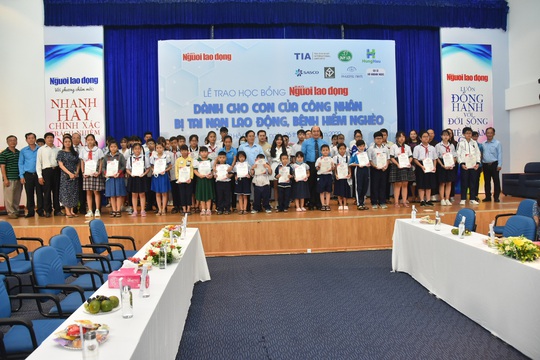 Ấm áp lễ trao học bổng Báo Người Lao Động cho con công nhân - Ảnh 12.