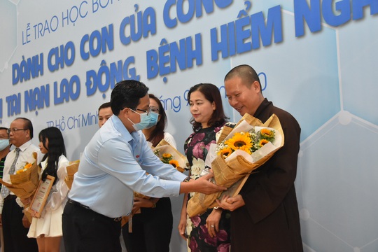 Ấm áp lễ trao học bổng Báo Người Lao Động cho con công nhân - Ảnh 5.