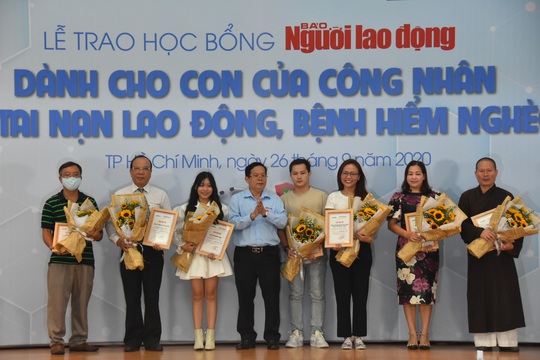 Ấm áp lễ trao học bổng Báo Người Lao Động cho con công nhân - Ảnh 4.