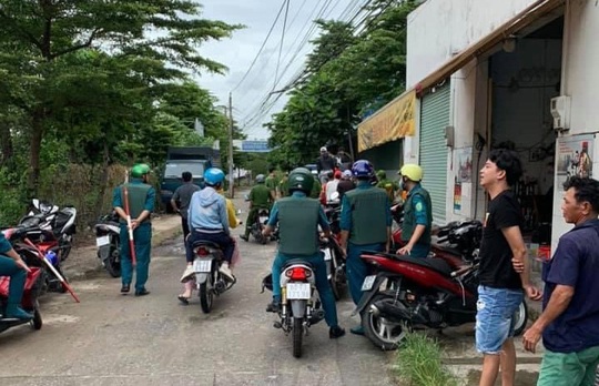 Hàng chục thanh niên mang tuýp sắt gắn vật nhọn dàn trận ở TP Biên Hòa - Ảnh 1.