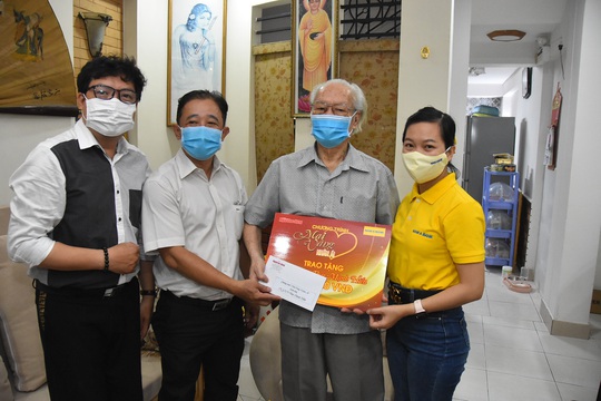 Mai Vàng nhân ái thăm NSND Thái Mạnh Hiển và GS-NGƯT Nguyễn Văn Đời - Ảnh 1.