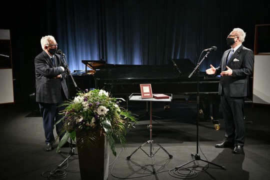 Tổng thống Latvia mừng sinh nhật nhạc sĩ “Triệu đóa hoa hồng” - Ảnh 1.